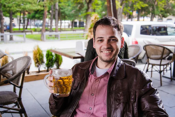 Retrato del joven guapo degustando una cerveza de cerveza — Foto de Stock