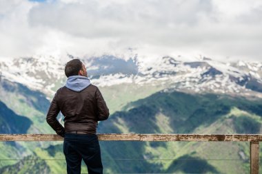 adam ayakta bakış açısı ve seyir kukuleta ile yatay olarak