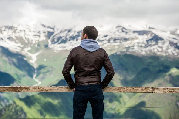 Beau paysage de montagnes avec des nuages et l'homme en profitant — Photo