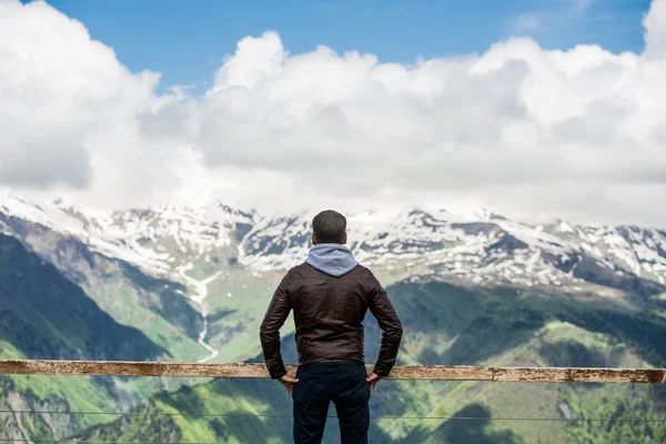 Ο άνθρωπος που απολαμβάνει θέα στο βουνό. Ελευθερία, wanderlust έννοια. — Φωτογραφία Αρχείου