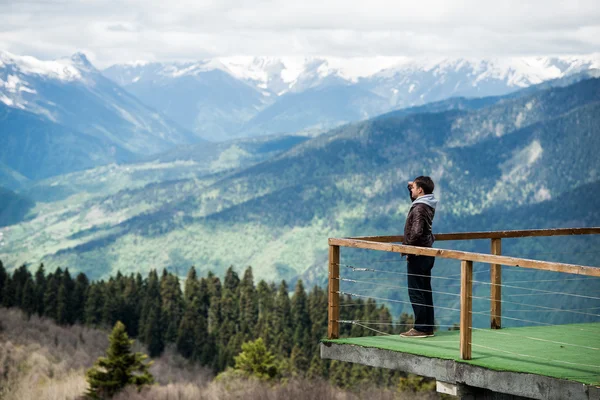 Ο άνθρωπος σε ένα γραφείο στα βουνά, παρατηρώντας το τοπίο — Φωτογραφία Αρχείου
