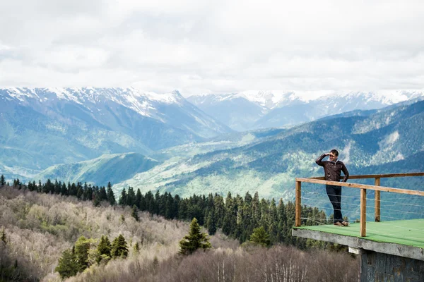 Άνθρωπο τουρισμού θαυμάζοντας τη θέα στα βουνά — Φωτογραφία Αρχείου