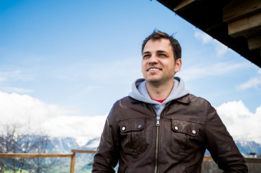 Bir sonbahar günü açık havada üzerinde yürüyen genç adam. Yakışıklı adam kış gününde hava zevk.