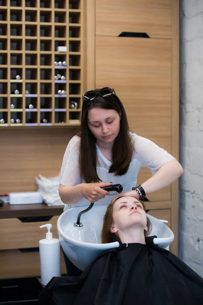 Cabeleireiro secagem mulher cabelo com água na barbearia salão — Fotografia de Stock