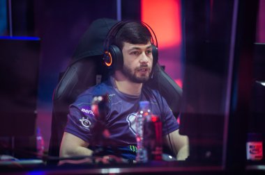 Moskova, Rusya - 14 Mayıs 2016: Merkez üssü Moskova Dota 2 cybersport olay. Kötü geniuses clinton korku Loomis kabinde yorgun sahnede Kaptan.