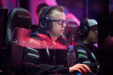 Moskova, Rusya - 14 Mayıs 2016: Merkez üssü Moskova Dota 2 cybersport olay. Kötü geniuses oyuncu Peter Ppd Dager yorgun sahnede kabinde