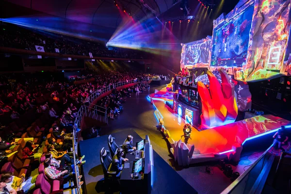 震源地モスクワ Dota 2 cybersport イベント 5 月 13 日です。メイン シーンおよび講堂 — ストック写真