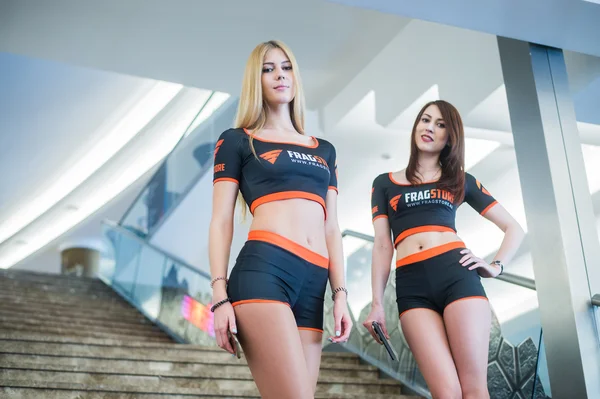 EPICENTER MOSCOW Dota 2 evento ciberesporte 13 de maio. Meninas promo bonitas sobre escada no fundo — Fotografia de Stock