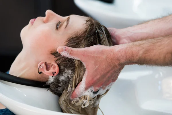 Teen girl washing hair in hair-salon pool — Stock Photo, Image