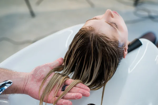 Saç Bakımı modern spa salonda. Genç kız saç yıkama erkek Kuaför — Stok fotoğraf