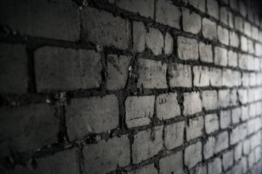 Siyah tuğla duvar yan görünümü penceresinden ışık yaktı