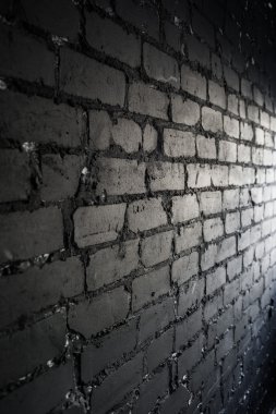 Siyah tuğla duvar yan görünümü penceresinden ışık yaktı