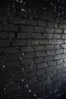 Siyah tuğla duvar yan görünümü penceresinden ışık yaktı