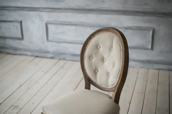Arrière de style classique vintage Chaise en chambre blanche — Photo