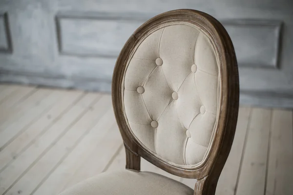 Salon avec dossier de style classique vintage Chaise sur mur blanc de luxe design bas-relief moulures en stuc éléments roccoco — Photo