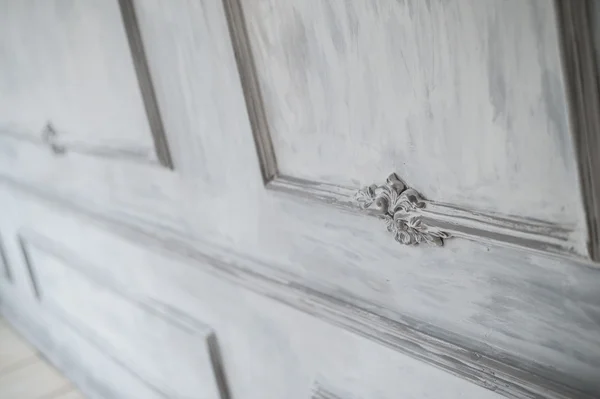 럭셔리 로프트 흰 벽 디자인 옅은 치장 벽 토 조형 roccoco 요소 — 스톡 사진