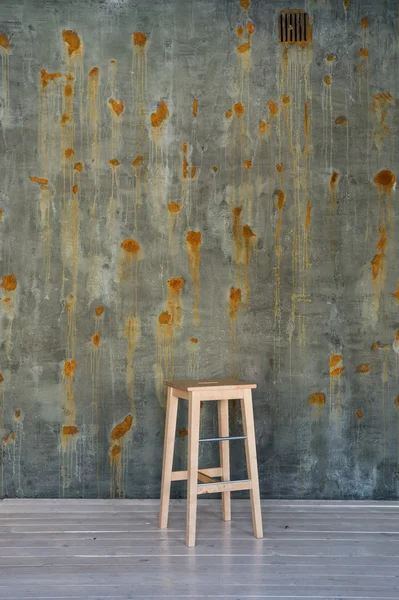 Bar Pall stol på betongvägg med rostfläckar. — Stockfoto