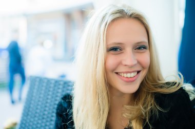 Bir çekici genç profesyonel iş kadını bir kafe teras dükkanında, açık havada oturma portre görünümünü kapat.