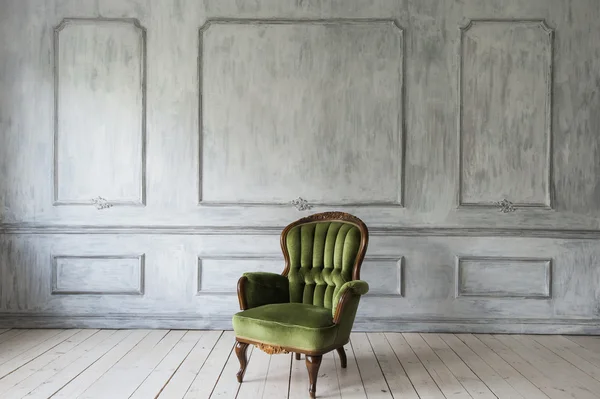 Un fauteuil classique contre un mur blanc et le sol. Espace de copie — Photo