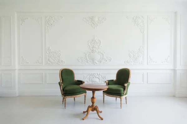 Retrato de tocador vintage conjunto de mesa con taburete sobre pared diseño bas-relieve molduras de estuco elementos roccoco —  Fotos de Stock