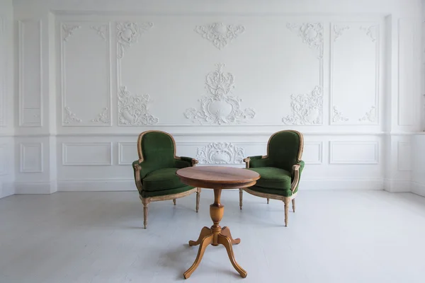 Lujo limpio interior blanco brillante con una vieja antigüedad vintage sillas verdes sobre la pared de diseño bas-relieve molduras de estuco elementos de roccoco —  Fotos de Stock