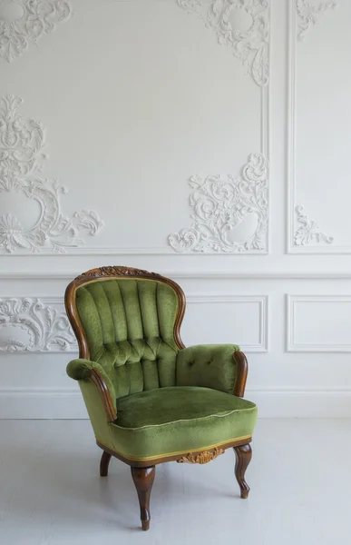 Elegante sillón verde en el interior blanco brillante de lujo limpio —  Fotos de Stock