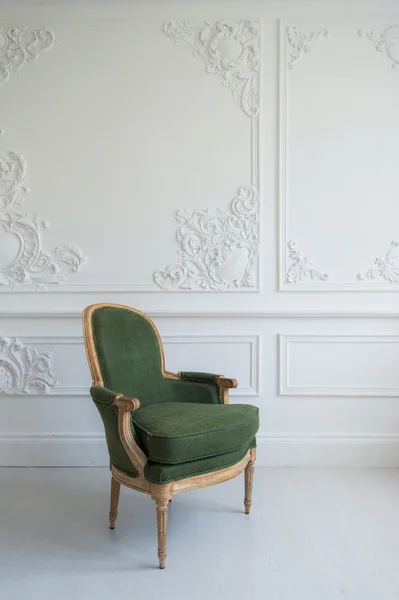 Poltrona verde elegante no interior branco brilhante limpo de luxo — Fotografia de Stock