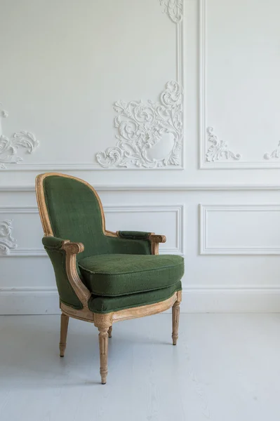 Een klassieke fauteuil tegen een witte muur en vloer. kopie ruimte — Stockfoto