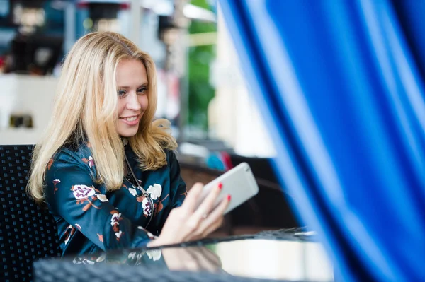 Mujer joven haciendo autorretrato usando smartphone. chica haciendo selfie. mujer en la cafetería. mujer sola. autorretrato en cafetería al aire libre. Sonríe. smilimg. Gadget. autorretrato. Pausa para el café. hora del café — Foto de Stock