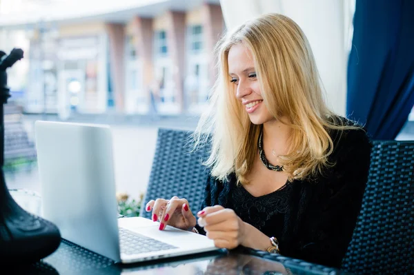 Gelukkig Glimlachende zakenvrouw werkt op Laptop, met behulp van Computer aan Cafe tafel. Close-up van de mooie vrouwelijke Freelancer te typen op het toetsenbord van de Notebook. — Stockfoto