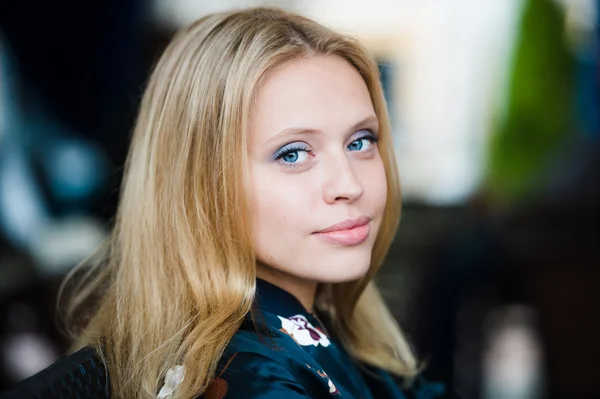 Retrato de hermosa chica sensual con pelo largo rubio en la cafetería al aire libre sobre fondo borroso, imagen horizontal — Foto de Stock