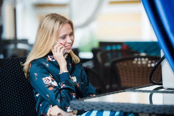 Mujer feliz hablando en el teléfono inteligente al aire libre — Foto de Stock