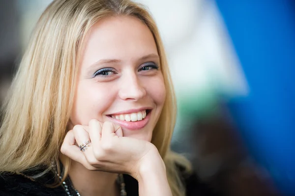 Young smiling woman outdoors portrait. Soft sunny colors.Close portrait. — Stock Photo, Image