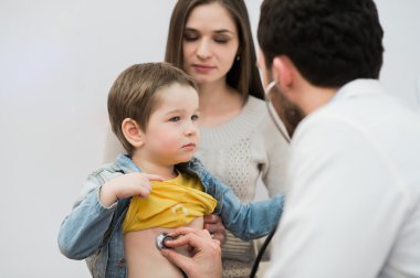 Doktor bir okul çocuğu annesi hastane ofisi ile incelenmesi
