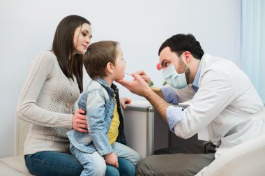 küçük çocuk sağlığı uzmanı tarafından muayene boğazını sahip