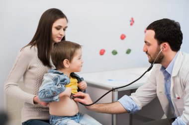 Doktor bir okul çocuğu annesi hastane ofisi ile incelenmesi