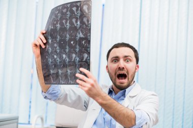 Ofiste kapalı kamera bakarak X-Ray taraması gözden Korkmuş endişeli doktor