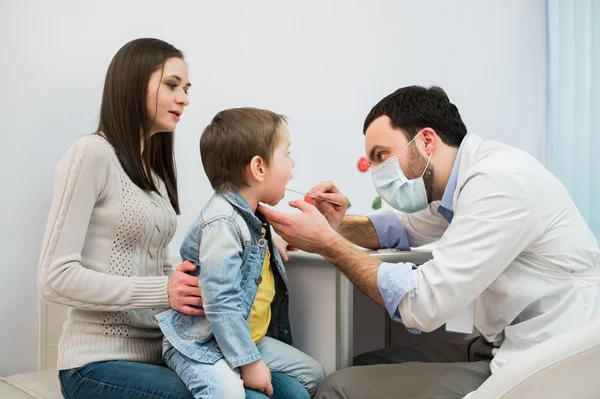 Moeder met zoon tijdens medische benoeming, horizontale — Stockfoto