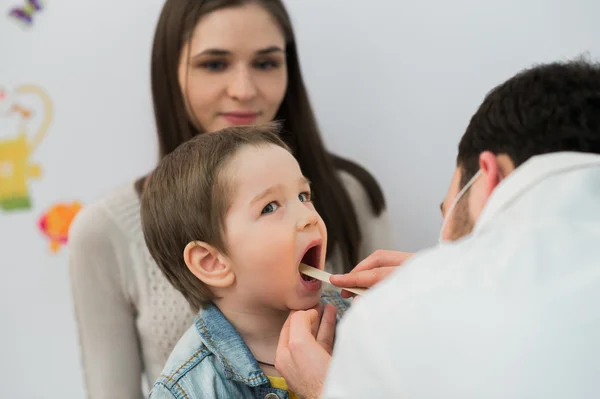 Jongetje met zijn keel door gezondheidswerker bestudeerd — Stockfoto