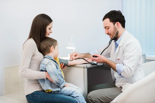 Jongetje medische bezoek - arts gemeten bloeddruk van een kind — Stockfoto