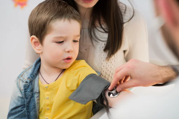 Jongetje medische bezoek - arts gemeten bloeddruk van een kind — Stockfoto