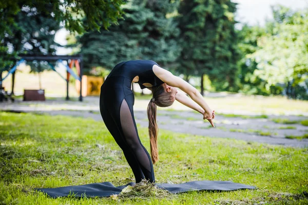 Young sport girl do yoga in the park, asian beauty woman — Stock Photo, Image