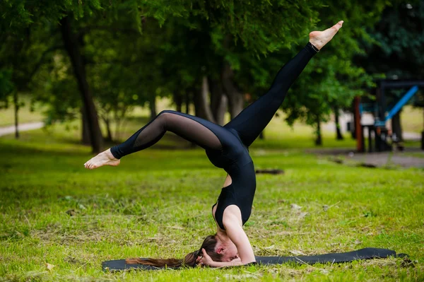 Fitness nő fejét - fiatal vonzó lány csinál a Headstand — Stock Fotó