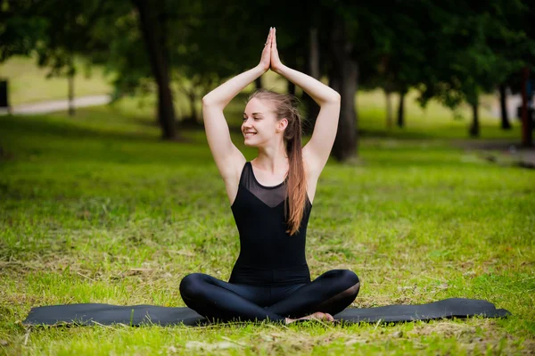 Kvinna i meditation utgör Yoga på det gröna gräset — Stockfoto