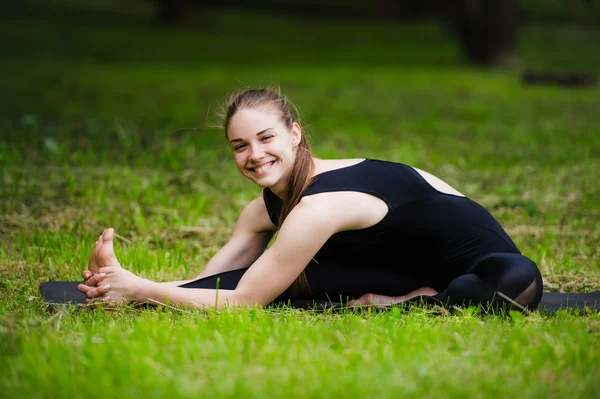 Retrato de una joven deportista sonriente haciendo ejercicio en el callejón del parque, de pie con las palmas tocando en gesto Namaste — Foto de Stock