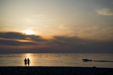 Resim gün batımında aşık iki insan