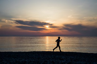 Sahilde erkek koşucu siluet