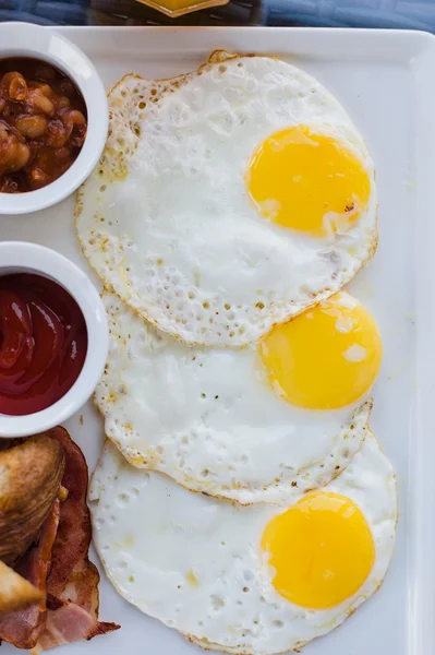 Angol reggeli omlett szalonnával, a szabadban kávézó — Stock Fotó