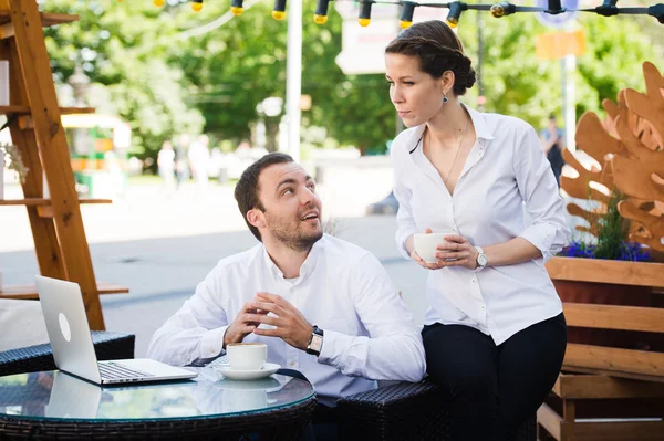 비즈니스 팀 남자 그리고 여자 노트북을 사용 하 여 대화 하는 카페에서. 작동 회의 개념 — 스톡 사진