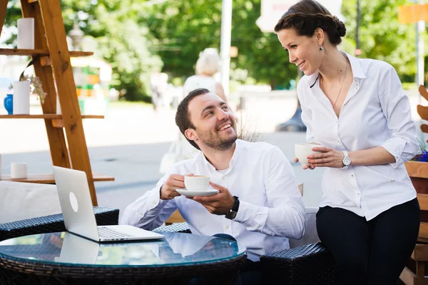 커피가 게 밖에 서 그들의 점심 식사에 행복 기업 들 — 스톡 사진